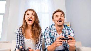 Un couple jouant à un jeu de consoles